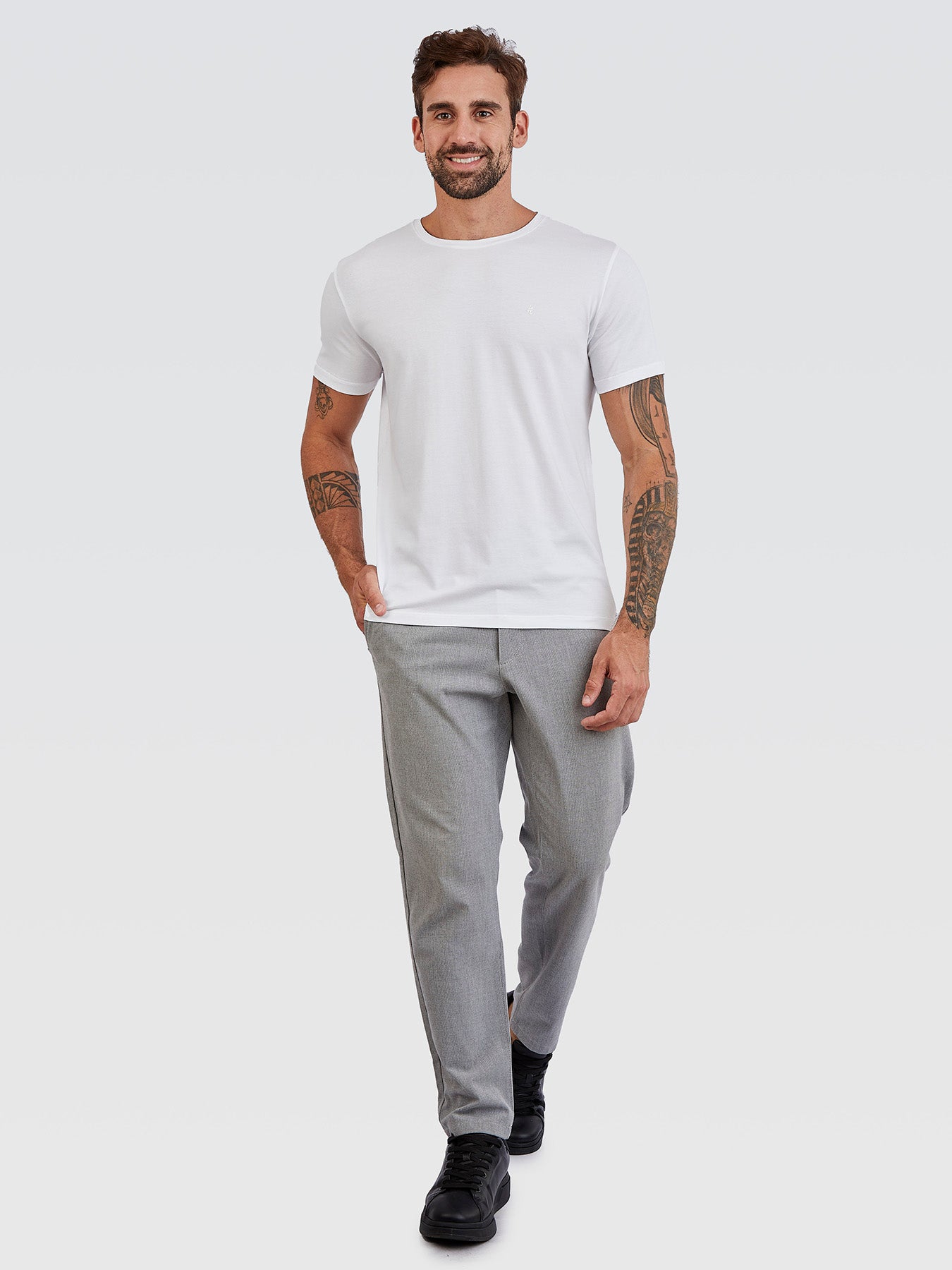 Camiseta Básica Branco Brasão Branco